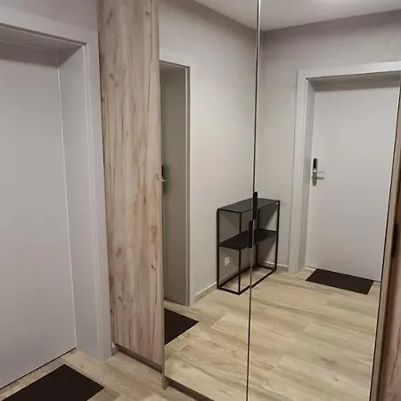 żurawia 18 *